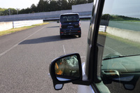 袖ヶ浦フォレストレースウェイにて、アダプティブクルーズコントロールによる前走車追従走行の様子。