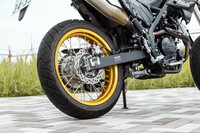 リアサスペンションにはプリロード調整機能付きのモノショックを採用。ホイールトラベルは「KLX230S」と同じ、168mmだ。