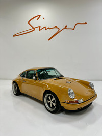 シンガー・ビークル・デザインの正式なプロジェクトは、すべてこの一台から始まった。創設者であるロブ思い出のバハマイエローにペイントされた1号車。この個体のベースは930(Gボディー)で、その経験から後に964ベースへと変更され、顧客への本格的なサービスが始まった。