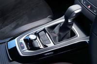 ピアノブラックのパネルで装飾されたセンターコンソール。イグニッションスイッチの脇には、「ドライバースポーツパック」と呼ばれる走行モード切り替え機構の操作スイッチが備わる。