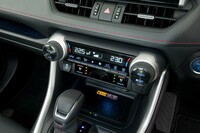 エアコンのダイヤルやドアのインナーハンドルは側面をゴム巻きとすることでアウトドアユースに対応している。