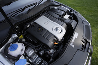 2リッターFSIターボエンジンは、前モデルの2.8リッターV6をしのぐパワーを持つ。