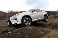 モーグルコースを行く「レクサスRX」。“アーバンSUV”を自称していても、リアモーターが作動すればこのくらい……。(photo:北畠主税)