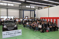 工場の一角で行われた出荷式の様子。皆「マーチ ボレロA30」の姿に、興味津々のご様子。