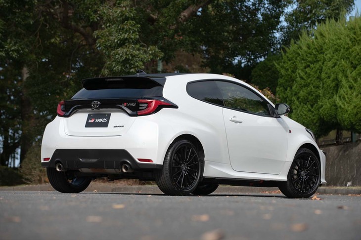 大きく張り出したリアフェンダーが主張する。全幅はノーマルの「ヤリス」から110mm拡大している。