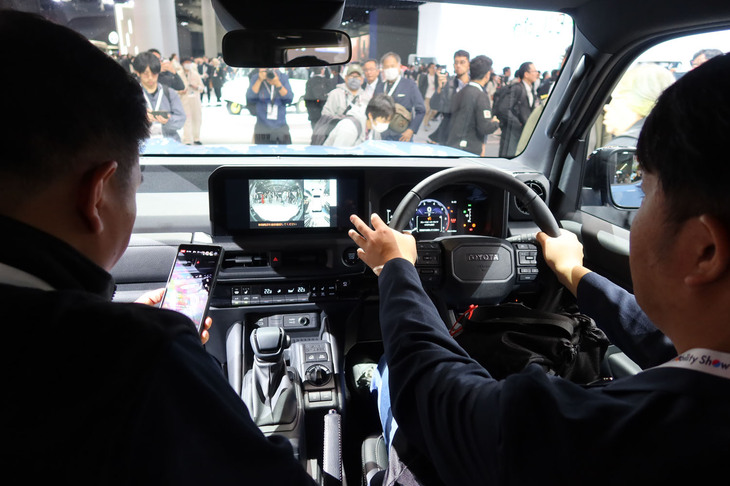 「ランドクルーザー“FJ”」の車内。乗り込んでみると、海外からとおぼしき先客が、その印象をボイスメモで収録している最中だった。