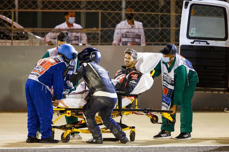 バーレーンGPでのオープニングラップでは、ロメ・グロジャン(写真)のハースが大炎上する事故が起き、ドライバーやチーム関係者、ファンは大きな衝撃を受けた。ガードレールに衝突したマシンは真っ二つに分かれ、コックピットにおさまったままのグロジャンは30秒近く炎に包まれたが何とか自力で脱出、手のやけど程度で済んだのは不幸中の幸い。ガードレールからグロジャンの頭部を守った「ヘイロー」の効果が証明された。2009年ヨーロッパGPでデビューしたグロジャンは、F1キャリアの最後の2戦を欠場せざるを得なかった。来季のハースには、ミック・シューマッハーとニキータ・マゼピンという2人の新人が乗る。(Photo=Haas)