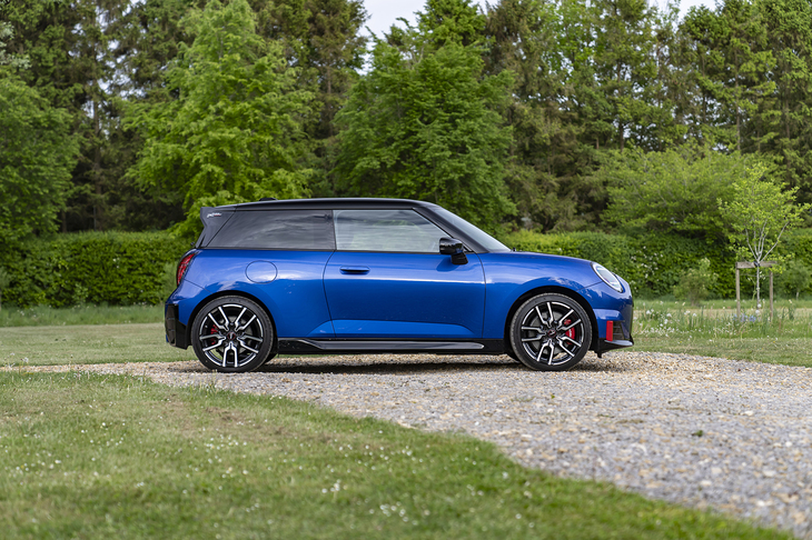「ジョンクーパーワークスE」の国内での価格は616万円。エンジン車よりも80万円高価だが、各種補助金等を活用すれば実質的な価格差はグッと小さくなる。