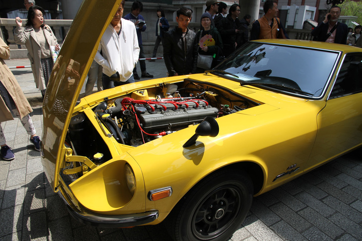 量産市販車としては世界初となる直6 DOHC 24バルブのS20型エンジンを「スカイライン2000GT-R」から移植した、誕生50周年を迎えた1969年「日産フェアレディZ432」。オーナーは元日産自動車CCOの中村史郎氏で、自らドライブして参加した。