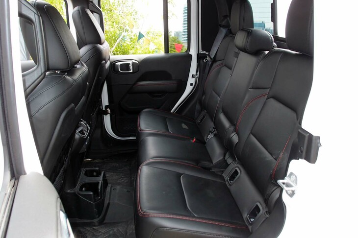 ジープ・グラディエーター ルビコン(リアシート)