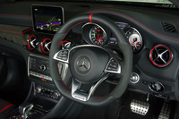 「AMGパフォーマンスステアリング」も、「AMGアドバンストパッケージ」に含まれるオプションのひとつ。本革とアルカンターラが組み合わされており、12時の位置にはセンターを示すマーキングが施される。