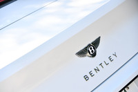 【ベントレー・コンチネンタルGT V8コンバーチブル】
ボディーサイズ:全長×全幅×全高=4880×1965×1400mm/ホイールベース:2850mm/車重:2370kg/駆動方式:4WD/エンジン:4リッターV8 DOHC 32バルブ ツインターボ/トランスミッション:8段AT/最高出力:550PS(405kW)/5750-6000rpm/最大トルク:770N・m(78.5kgf・m)/2000-4500rpm/タイヤ:(前)275/35ZR22 104Y/(後)315/30ZR22 107Y(ピレリPゼロ)/燃費:12.5リッター/100km(約8.0km/リッター、WLTCモード)/価格:3078万円/テスト車:3297万1380円
【取材時の燃費データ】
テスト距離:434.2km(市街地2:高速道路6:山岳路2)/使用燃料:53.6リッター(ハイオクガソリン)/参考燃費:8.0km/リッター(満タン法)/6.0km/リッター(車載燃費計計測値)