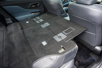 「奥行き2mの荷室」を実現する、格納式の「ラゲッジルーム拡張ボード」。前後の背もたれのスキ間も埋まり、利便性が高まる。