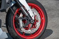 ブレーキは前後ともにブレンボ製で、前がφ320mmのダブルディスクと4ピストンキャリパー、後ろがφ260mmのシングルディスクと2ピストンキャリパーの組み合わせだ。