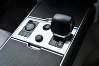 エンジンのスタート/ストップスイッチやレザー仕立てのシフトセレクター、走行モードが選択できる「テレインレスポンス2」の操作スイッチなどが配置されたセンターコンソールパネル。今回の試乗車は2023年モデルで、2024年モデルからはシフトセレクターとスタート/ストップスイッチのみが配置される、よりシンプルなパネルデザインに変更される。