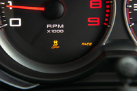 ESPの制御については「ドライブ」「スポーツ」「レース」の3種類から選択可能。介入をオフにすることもできる。