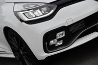 2017年7月の改良で、ヘッドランプはフルLEDとされた。またバンパー下部に、ポジションランプ/フォグランプ/ハイビーム/コーナリングランプとして機能する「R.S.ビジョン」が組み込まれた。