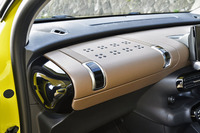 スーツケースを模したデザインが施されたグローブボックス。ふたは上方に開く。