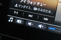 ちなみにヘッドユニット側で音量を操作する場合は、タッチスクリーンのアイコンで操作画面を呼び出す必要があった。