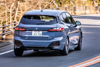 サスペンションはフロントがストラット式、リアがマルチリンク式。「Mスポーツ」グレードには、走行状況に合わせて減衰力を自動調整する「アダプティブMサスペンション」が組み合わされる。リアバンパーのデザインが「エクスクルーシブ」グレードとは異なっているので、モデルの識別はしやすい。