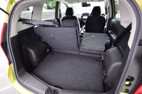 フロアボードを下段に設置し、後席を1席のみ前に倒した状態。