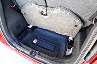 荷室のフロア下には、予備の収納スペースも確保されている。