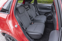 後席の足元の広さは全長4m以下のクルマとしては突出している。ボディー全長が1540mmもあるため、天地方向にも広い。2024年8月の改良でシートバックポケットが付いた。