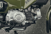 シリンダーが水平に近いラインにまで寝かされた空冷単気筒エンジン。新型では、整備性に優れるカートリッジタイプのオイルフィルターが採用された。