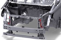 車両の操作応答性を高めるべく、「ヴェルファイア」には専用のボディー剛性部品として、ラジエーターサポートとサイドメンバーをつなぐブレースが追加されている。