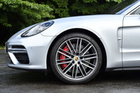 試乗車のタイヤサイズは275/35ZR21(オプション)で、「ピレリPゼロ」を履いていた。「パナメーラ ターボ」では20インチが標準サイズ。