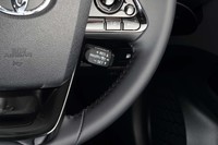 レーダークルーズコントロールの操作レバーは、ステアリングポストの右側にレイアウトされている。