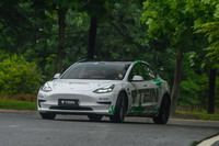 「テスラ・モデル3」は車高調整式ダンパーの「フレックスZ」に交換すると見違えるようにスポーティーに変身した。