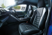 「IS“I Blue”」専用L texスポーツ。シートブラック&アクセントグレーの表皮にブルーグレーステッチを採用。