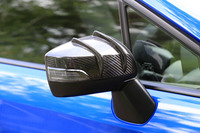 「タイプRA-R」に標準装着されるドライカーボン製エアロドアミラーカバー。整流フィンの効果で、フロントリフトを4%低減させている。