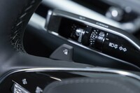 ステアリングホイールに備わる、「バリアブル回生オンデマンドシステム」のパドル型コントローラー。回生ブレーキの強さを操作し、完全停止まで指先で行える。