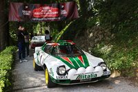 ランチアの競技仕様が集められた一角。モンテカルロラリーを意識した横断幕と、未舗装のスロープが雰囲気を盛り上げる。