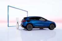 2024年4月に「EQA」のマイナーチェンジモデルが導入された。駆動用リチウムイオンバッテリーを容量70.5kWhの高電圧タイプに変更し、WLTCモードの一充電走行距離が591kmへと拡大している。