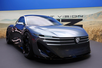 「プジョーRCZビジョン」は「RCZ」(2009年~2015年)の後継車としての公開。将来の量産時はステランティスの「STLA Oneプラットフォーム」を用いたBEVとなる。
