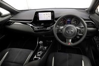 基本デザインはノーマルの「C-HR」と変わりないが、インパネに加えられたダークシルバー塗装のトリムが“GRスポーツ”専用だ。
