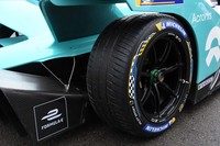 タイヤはミシュランのワンメイク。1スペックですべてのコースと天候に対応可能で、市販タイヤに近い性格を有している。ちなみに、市販モデル「パイロットスポーツ」シリーズの次期型には、フォーミュラEで得たデータがフィードバックされる予定だ。