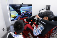 ショートサーキットのピットビルに用意されていたドライビングシミュレーター。VR技術を取り入れたもので、ドライバーの操作に応じて座席が動く本格的なものだった。