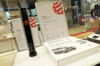 ガラスケースに飾られた「レッド・ドット・デザイン賞」の表彰状。「ホンダe」はプロダクトデザイン賞(自動車)の「ベスト・オブ・ザ・ベスト賞」と、スマート・プロダクト部門の「レッド・ドット賞」の、2つの賞に輝いた。