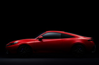 シャープなフロントノーズと抑揚のある滑らかなボディーラインが特徴的な6代目「プレリュード」のサイドビュー。ニューヨークとおぼしき街を走る新型プレリュードのCMには、3代目と同じフランス映画『地下室のメロディー』のテーマソングがBGMとして使用されている。「これが今度のプレリュード」というキャッチコピーも同じだ。劇中には初代、2代目、3代目の姿も。中高年はこれだけで涙が出る。