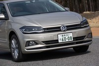 新型「ポロ」のキャッチフレーズは「カワイイだけで、生き残れる時代じゃないから」。従来型と比べてキリッとした面構えが印象的だ。