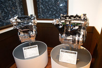 新型ではパワープラントの設定も一新。新たに1リッター直3直噴ターボエンジン(写真向かって左)と、マイルドハイブリッド機構付きの1.2リッター直4エンジン(同右)が採用された。