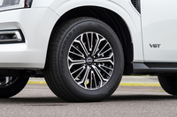 20インチのタイヤ&ホイールが小さく見えるクルマはそうそうない。この試乗車は横浜のM+Sタイヤ「ジオランダーX-CV」を履いていた。