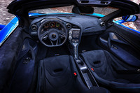 コックピットのデザインはクーペの「765LT」と基本的に共通。トップとリアウィンドウの開閉スイッチは、センターコンソールにあるカップホルダーの手前に配置されている。