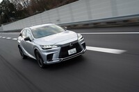 パワートレインは2.4リッターターボエンジンをベースとした「デュアルブーストハイブリッド」。リアモーターも合わせてシステムトータルで最高出力371PSを発生する。