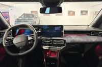 しかし、四隅を白のアクセントで囲った空調吹き出し口と、助手席側のパッドで、他モデルとの差異が強調されている。