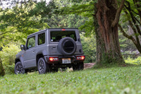 半世紀以上の歴史を誇る軽規格のクロスカントリー車「スズキ・ジムニー」。「ジムニーシエラ」はその乗用車版で、海外ではこちらが「スタンダードなジムニー」として販売されている。